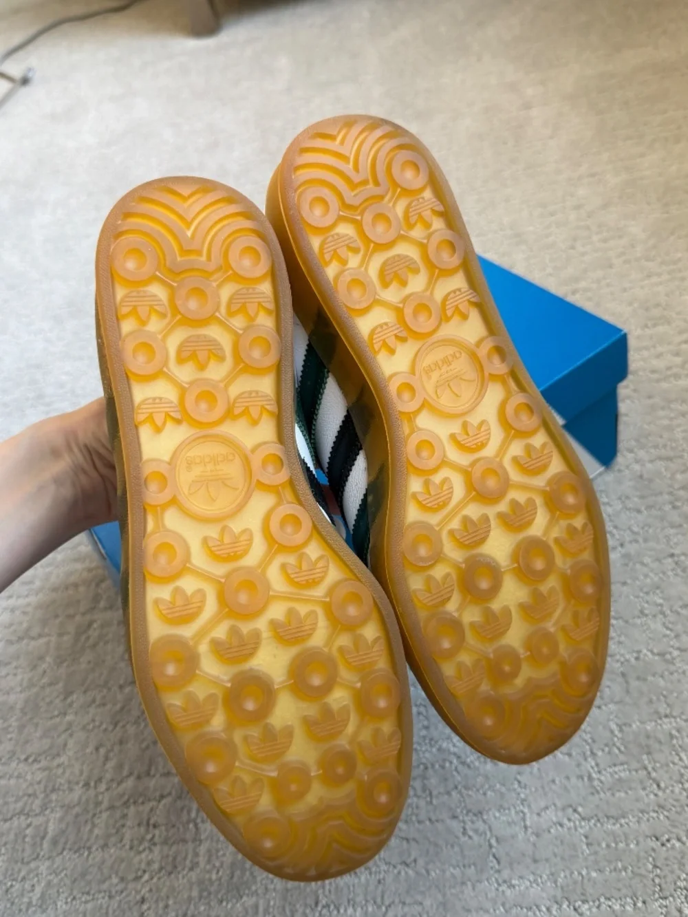 NWT Adidas Originals Gazelle Indoor gum sole sneakers in white and green - Picture 7 of 12